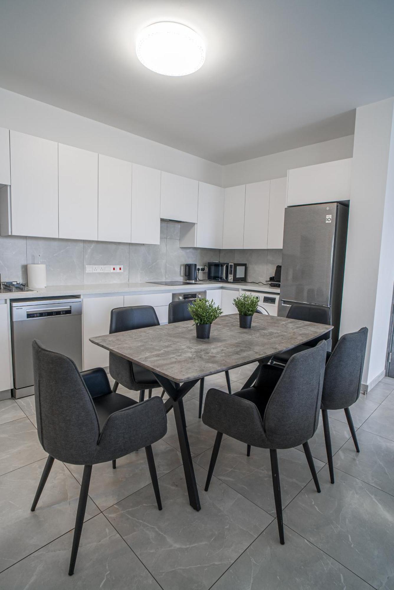 Hubstay - Rotiana With Jacuzzi, Larnaca Daire