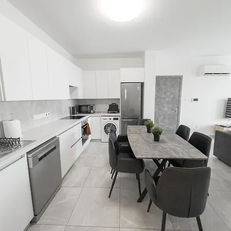 Hubstay - Rotiana Apartment With Jacuzzi, Larnaca Aradhippou Extérieur photo