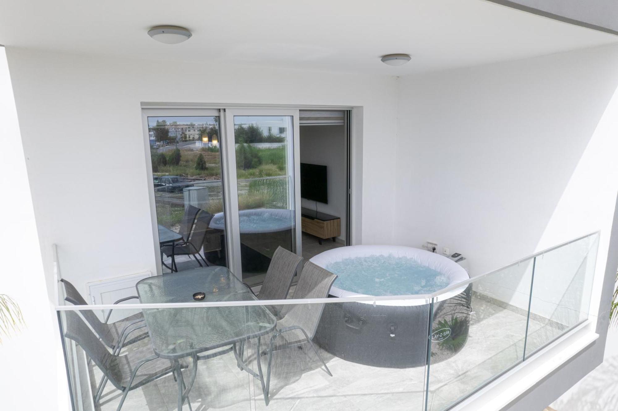 Apartment Hubstay - Rotiana With Jacuzzi, Larnaca Aradhippou
