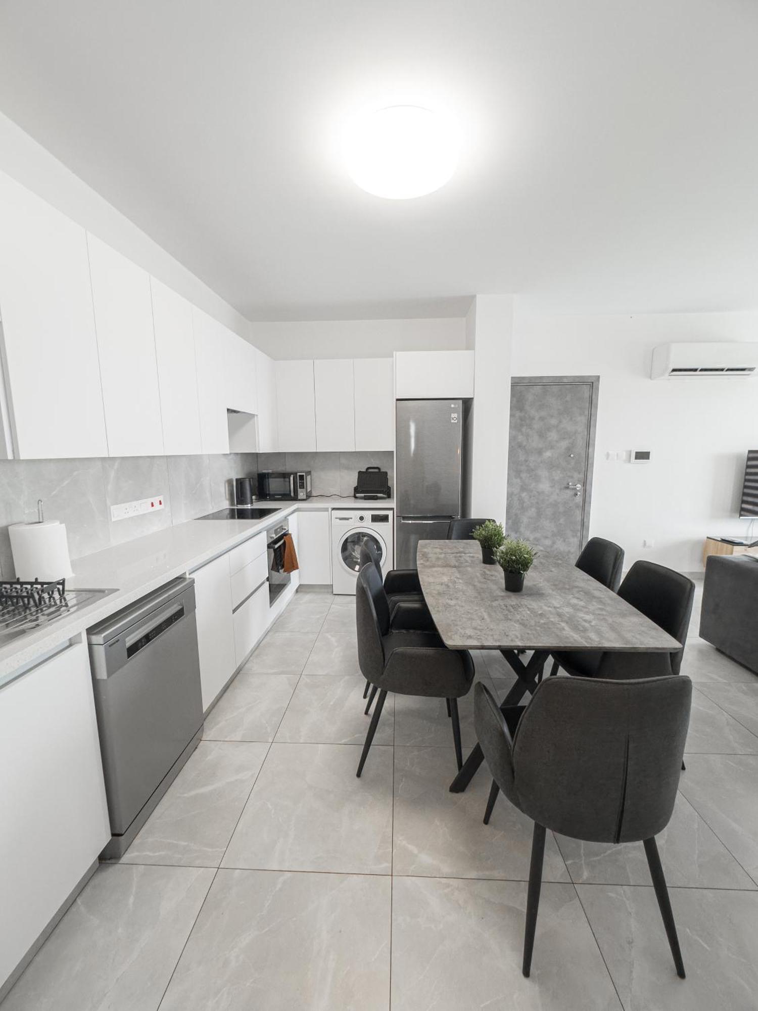 Hubstay - Rotiana With Jacuzzi, Larnaca Apartment Aradhippou